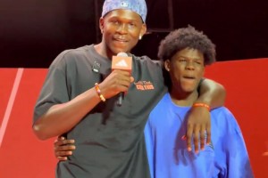 愛德華茲中國行意外完成“父子同臺”成就??